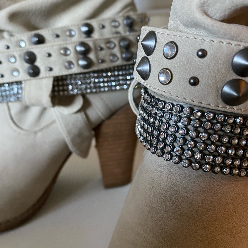 Boots - Picture 3 of 5